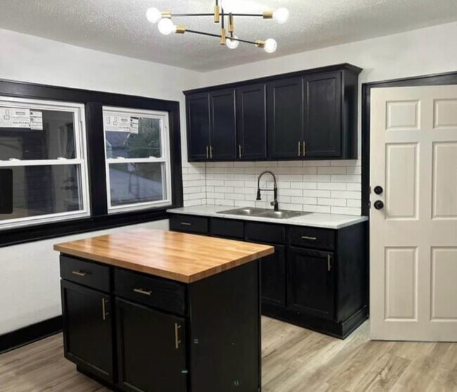 2837 N 49th St, Unit Upper