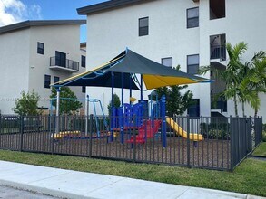 10479 NW 82nd St-Unit -18 in Doral, FL - Building Photo - Building Photo