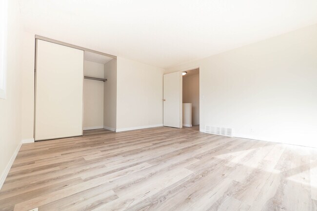 Heritage Place in Edmonton, AB - Building Photo - Building Photo