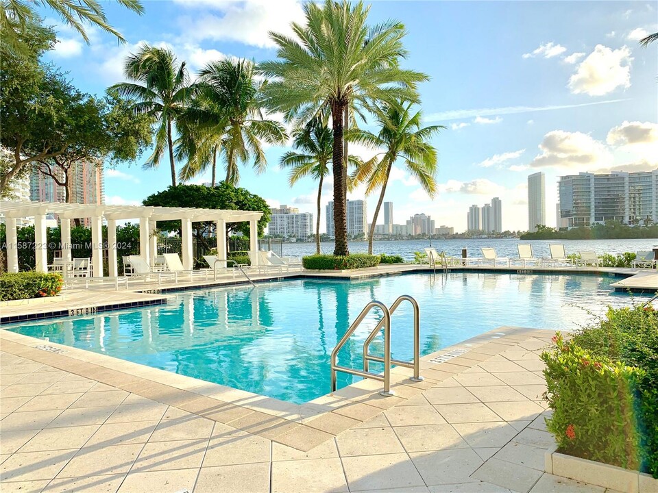 3245 NE 184th St, Unit A in North Miami Beach, FL - Foto de edificio