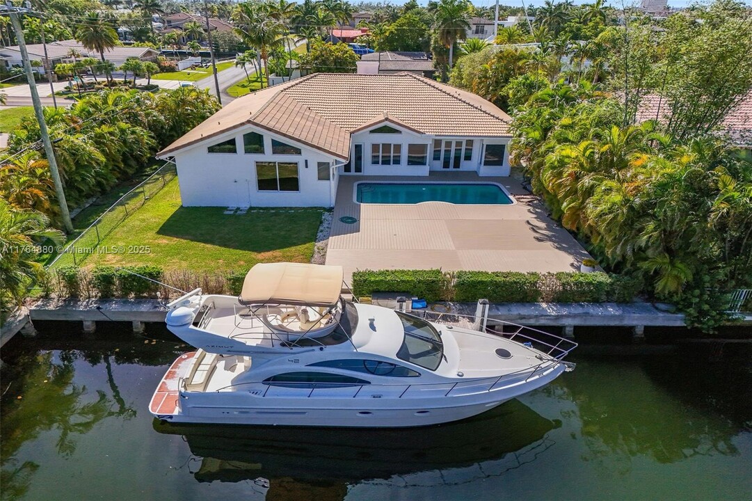 543 Hibiscus Dr in Hallandale Beach, FL - Building Photo