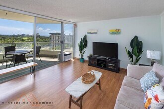 2600 Pualani Way in Honolulu, HI - Building Photo - Building Photo