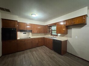1702 W High St in Springfield, MO - Building Photo - Building Photo