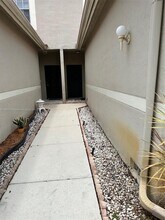 1001 Sorrento Dr in Weston, FL - Foto de edificio - Building Photo