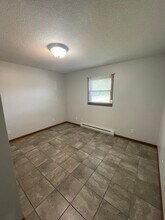 918 N Walnut St, Unit Apartment A in Olney, IL - Building Photo - Building Photo