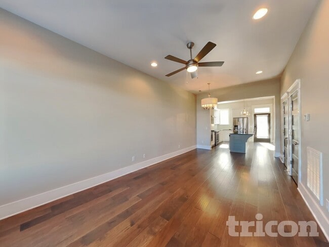 6817 Charlotte Pike in Nashville, TN - Foto de edificio - Building Photo