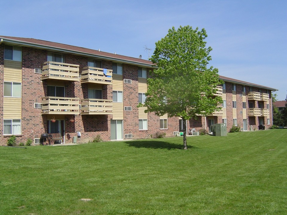 Green Valley Apartments in Park City, IL - Building Photo