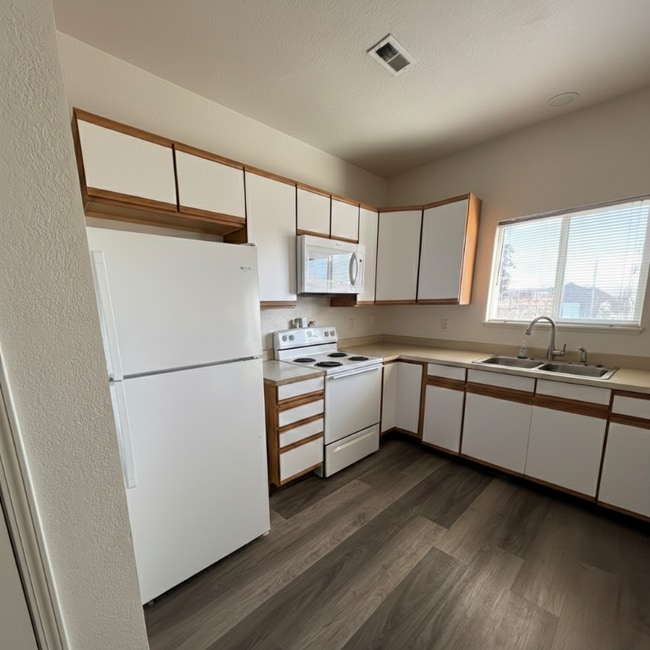 2454 NW 8th St, Unit 1 in Redmond, OR - Foto de edificio - Building Photo