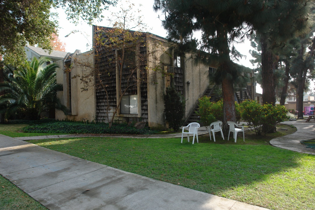 666 N Hill Ave in Pasadena, CA - Foto de edificio