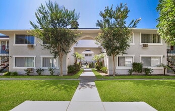 Montejo in Garden Grove, CA - Foto de edificio - Building Photo