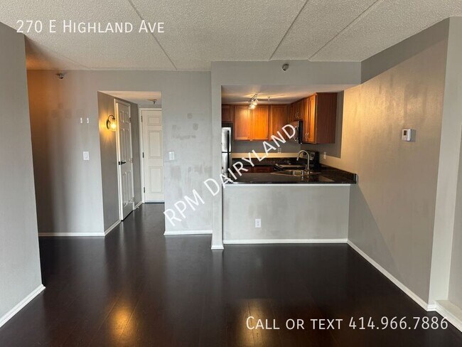 270 E Highland Ave in Milwaukee, WI - Building Photo - Building Photo