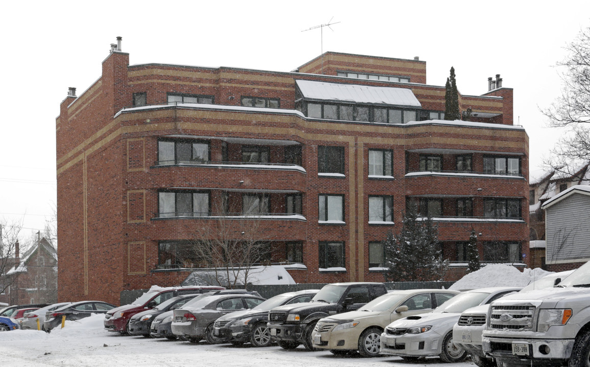 Gilmour Place in Ottawa, ON - Building Photo