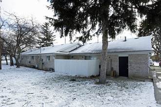 Whitehall South Apartments in Sylvania, OH - Foto de edificio - Building Photo