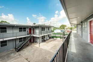 9100 Dodson St in Houston, TX - Building Photo