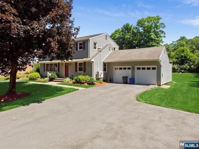 326 Ramapo Valley Rd in Oakland, NJ - Building Photo - Building Photo