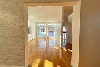 9 Barton Sq, Unit 2 in Salem, MA - Building Photo - Building Photo