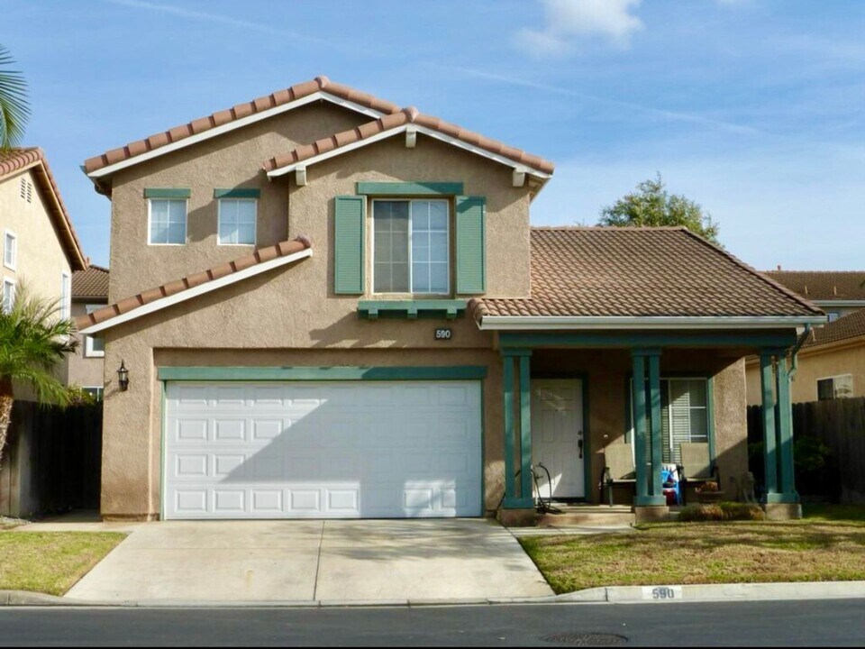 590 Vista Del Sol in Camarillo, CA - Building Photo