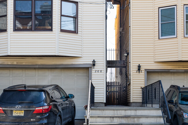 208 Ogden Ave in Jersey City, NJ - Building Photo - Building Photo