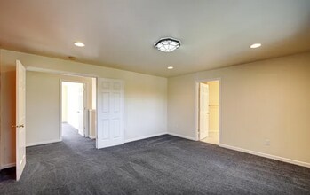 10260 NE 30th Pl in Bellevue, WA - Building Photo - Building Photo