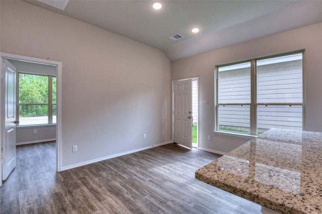 12043 Nelwood St in Willis, TX - Foto de edificio - Building Photo