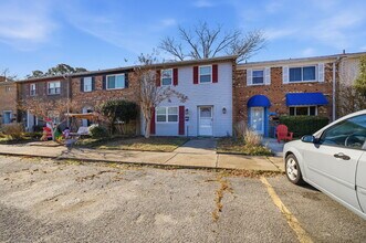 855 Cathedral Dr in Virginia Beach, VA - Building Photo - Building Photo