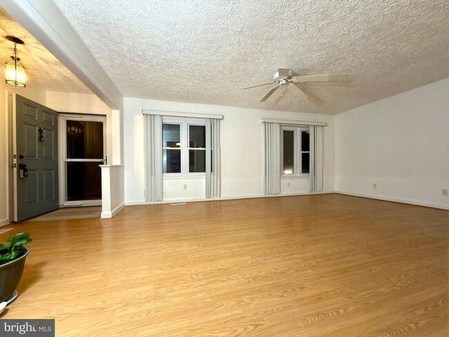 905 W Poplar Rd in Sterling, VA - Building Photo - Building Photo