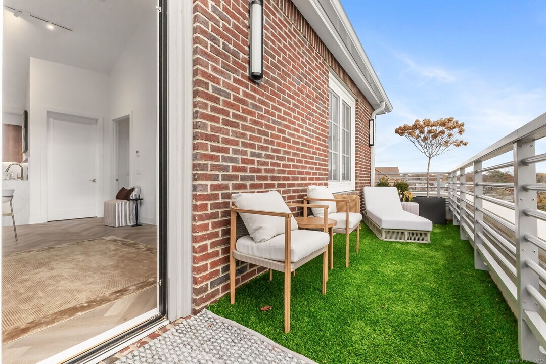 100 E Putnam Ave in Greenwich, CT - Building Photo