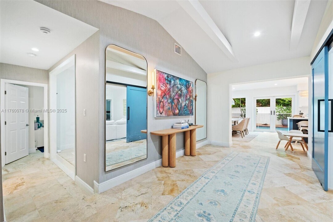200 W Mashta Dr in Key Biscayne, FL - Building Photo