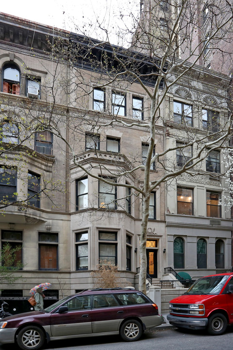 25 W 69th St in New York, NY - Building Photo