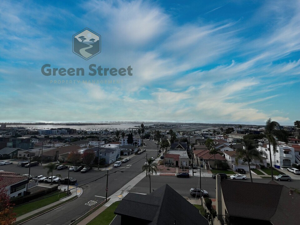2410 Albatross St in San Diego, CA - Building Photo