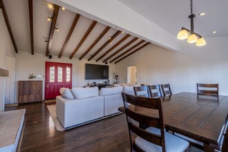 14563 Round Valley Dr in Los Angeles, CA - Foto de edificio - Building Photo