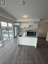 705 Davis Dr in Newmarket, ON - Building Photo - Building Photo