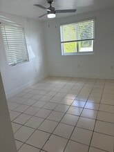10310 SW 34th St, Unit Efficency in Westchester área in Miami, FL - Building Photo - Building Photo