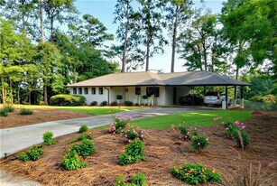 2356 Valley View Dr SE in Smyrna, GA - Building Photo