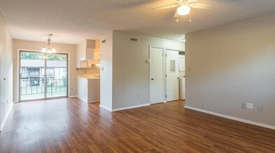 5602 Falls of Neuse Rd, Unit D in Raleigh, NC - Foto de edificio - Building Photo