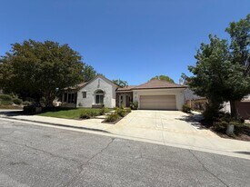 990 Clear Sky Pl in Simi Valley, CA - Building Photo