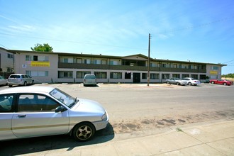 Woodland Park Apartments in East Palo Alto, CA - Building Photo - Building Photo