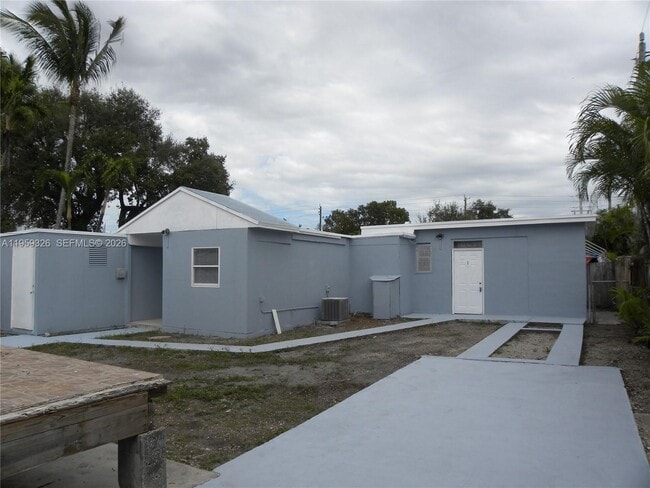 25 NW 50th Ave in Miami, FL - Foto de edificio - Building Photo