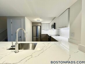 1079 Commonwealth Ave in Boston, MA - Foto de edificio - Building Photo