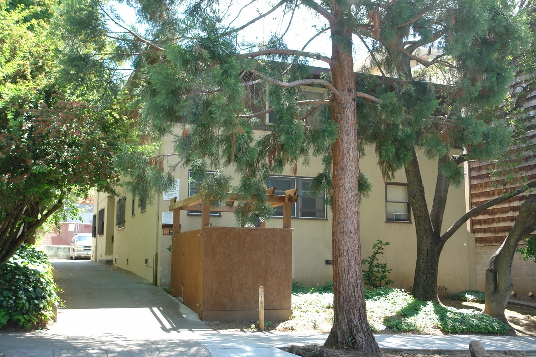 2437 Warring St in Berkeley, CA - Foto de edificio
