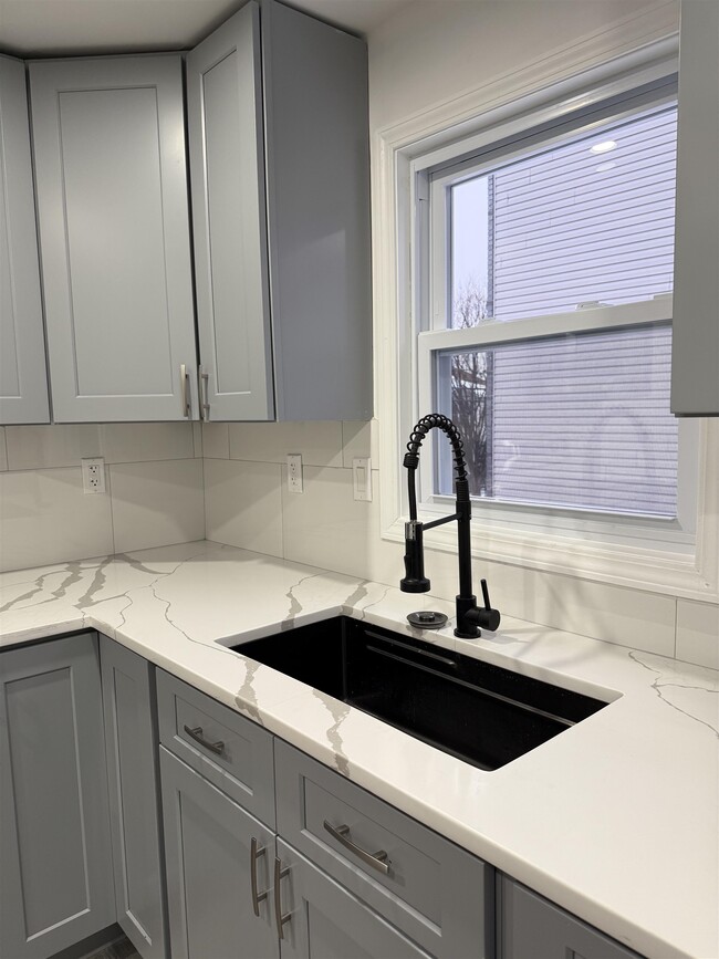 360 Whiton St in Jersey City, NJ - Building Photo - Building Photo