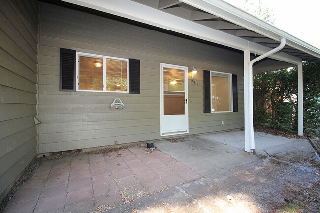 16711 SW Lake Forest Blvd in Lake Oswego, OR - Building Photo - Building Photo