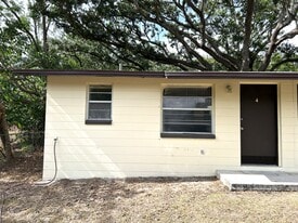 8131 Cass Rd, Unit 8131 in Zephyrhills, FL - Building Photo