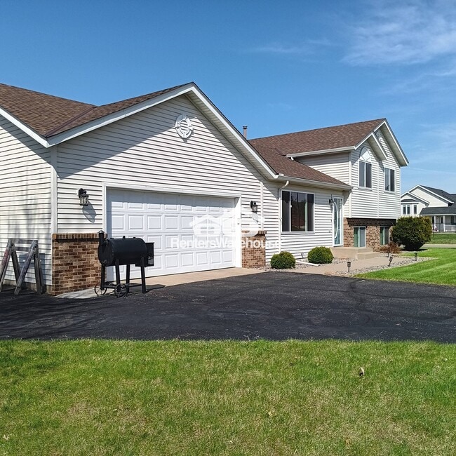 507 Gumtree St E in St. Joseph, MN - Building Photo - Building Photo
