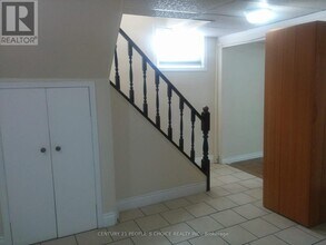 3429 Queenston Dr in Mississauga, ON - Building Photo - Building Photo