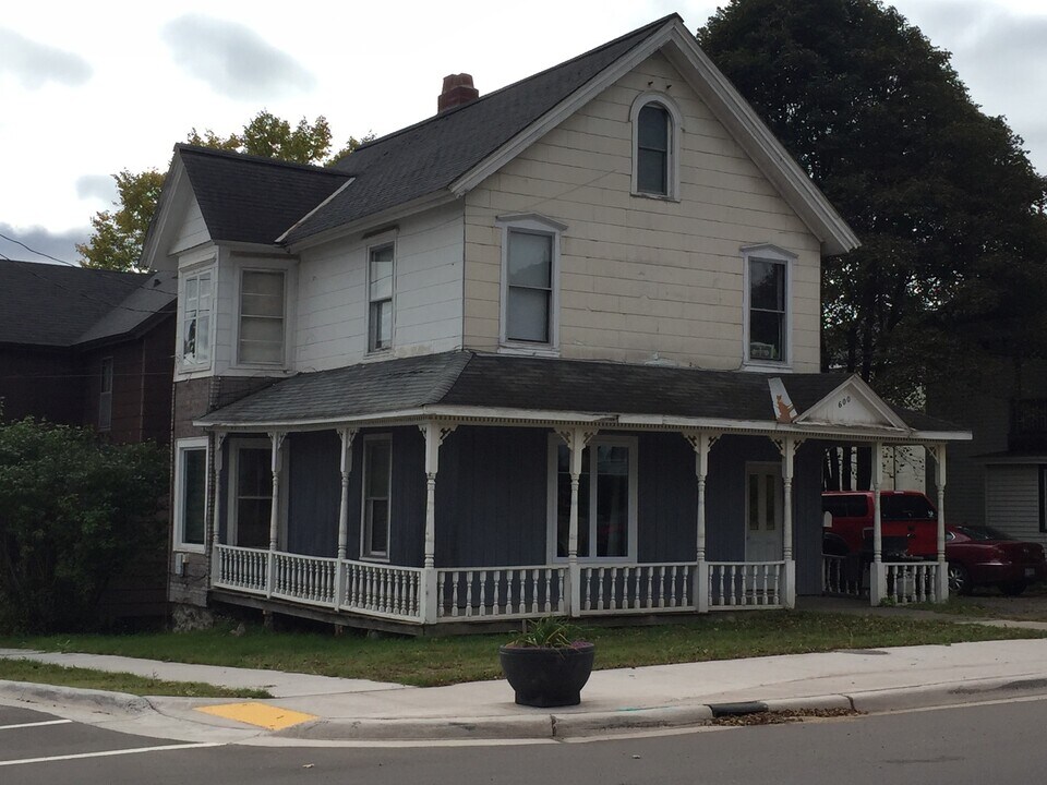 600 Quincy St in Hancock, MI - Building Photo