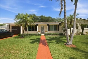 853 NE 153rd Terrace in Miami, FL - Building Photo