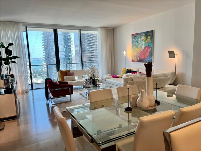 88 SW 7th St, Unit 2807 in Miami, FL - Building Photo - Building Photo