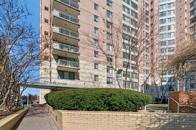 property at 851 N Glebe Rd