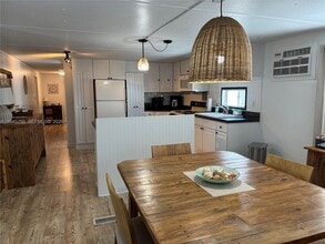 231 W Lake Dr in Hallandale Beach, FL - Building Photo - Building Photo